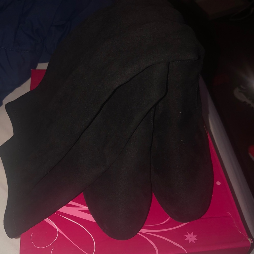 Black knees high boots